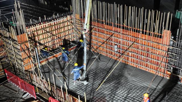 (251121) -- YULIN, Nov. 21, 2025 (Xinhua) -- An aerial drone photo taken on Nov. 18, 2025 shows workers working at a construction site of Rongxian South Railway Station in Rongxian County of Yulin City, south China's Guangxi Zhuang Autonomous Region. The Yulin-Cenxi section of the Nanning-Zhuhai high-speed railway is under intense construction at present, aiming to open to traffic in 2026. (Xinhua/Zhang Ailin)