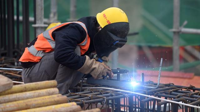 (251121) -- YULIN, Nov. 21, 2025 (Xinhua) -- A worker works at a construction site of Rongxian South Railway Station in Rongxian County of Yulin City, south China's Guangxi Zhuang Autonomous Region, on Nov. 19, 2025. The Yulin-Cenxi section of the Nanning-Zhuhai high-speed railway is under intense construction at present, aiming to open to traffic in 2026. (Xinhua/Zhang Ailin)