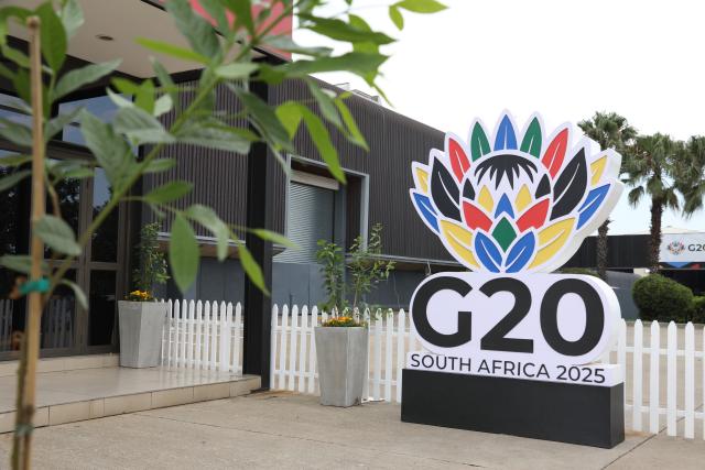 (251121) -- JOHANNESBURG, Nov. 21, 2025 (Xinhua) -- This photo taken on Nov. 20, 2025 shows a logo of the 20th Group of 20 (G20) Summit in Johannesburg, South Africa. The 20th Group of 20 (G20) Summit will be held in Johannesburg from Nov. 22 to 23. (Xinhua/Chen Wei)