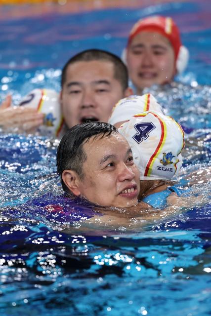 (251121) -- GUANGZHOU, Nov. 21, 2025 (Xinhua) -- Li Wenhua (front), head coach of Shanghai, celebrates after the women's water polo final between Shanghai and Tianjin at China's 15th National Games in Guangzhou, south China's Guangdong Province, Nov. 21, 2025. (Xinhua/Pan Yulong)