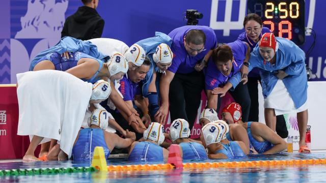 (251121) -- GUANGZHOU, Nov. 21, 2025 (Xinhua) -- Team Shanghai cheer up during the women's water polo final between Shanghai and Tianjin at China's 15th National Games in Guangzhou, south China's Guangdong Province, Nov. 21, 2025. (Xinhua/Pan Yulong)