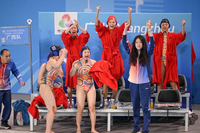 (251121) -- GUANGZHOU, Nov. 21, 2025 (Xinhua) -- Team members of Guangxi celebrate after the women's water polo bronze medal match between Guangxi and Hunan at China's 15th National Games in Guangzhou, south China's Guangdong Province, Nov. 21, 2025. (Xinhua/Xiao Ennan)