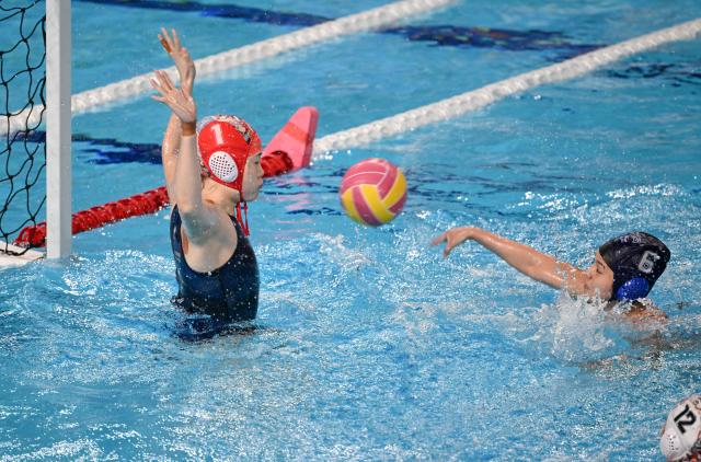 (251121) -- GUANGZHOU, Nov. 21, 2025 (Xinhua) -- Wei Xinmin (R) of Guangxi shoots during the women's water polo bronze medal match between Guangxi and Hunan at China's 15th National Games in Guangzhou, south China's Guangdong Province, Nov. 21, 2025. (Xinhua/Xiao Ennan)