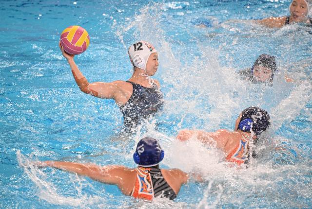 (251121) -- GUANGZHOU, Nov. 21, 2025 (Xinhua) -- Pan Li (top L) of Hunan shoots during the women's water polo bronze medal match between Guangxi and Hunan at China's 15th National Games in Guangzhou, south China's Guangdong Province, Nov. 21, 2025. (Xinhua/Xiao Ennan)