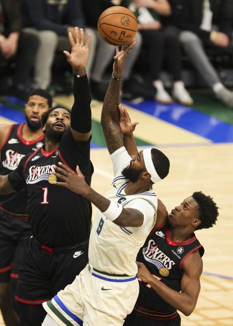 (251121) -- MILWAUKEE, Nov. 21, 2025 (Xinhua) -- Milwaukee Bucks' Bobby Portis (2nd R) shoots the ball during the 2025-2026 NBA regular season game between Milwaukee Bucks and Philadelphia 76ers in Milwaukee, the United States, on Nov. 20, 2025. (Photo by Joel Lerner/Xinhua)