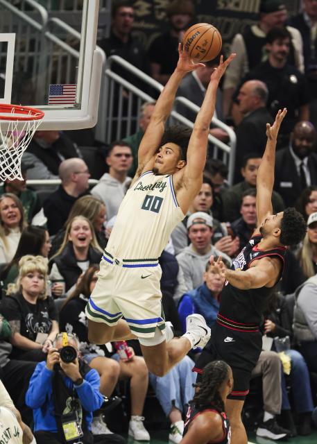 (251121) -- MILWAUKEE, Nov. 21, 2025 (Xinhua) -- Milwaukee Bucks' Jericho Sims (L) dunks during the 2025-2026 NBA regular season game between Milwaukee Bucks and Philadelphia 76ers in Milwaukee, the United States, on Nov. 20, 2025. (Photo by Joel Lerner/Xinhua)