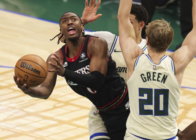 (251121) -- MILWAUKEE, Nov. 21, 2025 (Xinhua) -- Philadelphia 76ers' Tyrese Maxey (L) competes during the 2025-2026 NBA regular season game between Milwaukee Bucks and Philadelphia 76ers in Milwaukee, the United States, on Nov. 20, 2025. (Photo by Joel Lerner/Xinhua)