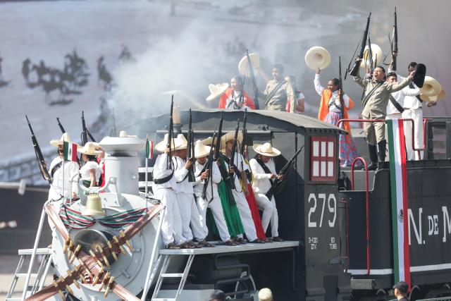(251121) -- MEXICO CITY, Nov. 21, 2025 (Xinhua) -- People take part in the commemoration ceremony of the 115th anniversary of the Mexican Revolution at Zocalo Square in Mexico City, Mexico, Nov. 20, 2025. (Xinhua/Francisco Canedo)