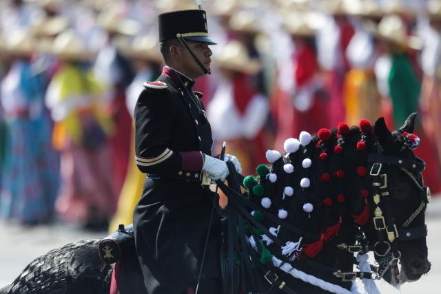 (251121) -- MEXICO CITY, Nov. 21, 2025 (Xinhua) -- A soldier takes part in the commemoration ceremony of the 115th anniversary of the Mexican Revolution at Zocalo Square in Mexico City, Mexico, Nov. 20, 2025. (Xinhua/Francisco Canedo)