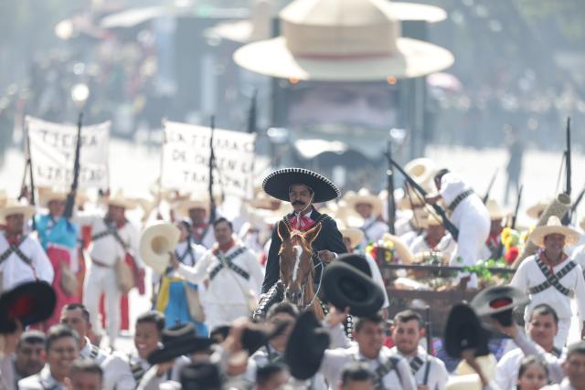 (251121) -- MEXICO CITY, Nov. 21, 2025 (Xinhua) -- People take part in the commemoration ceremony of the 115th anniversary of the Mexican Revolution at Zocalo Square in Mexico City, Mexico, Nov. 20, 2025. (Xinhua/Francisco Canedo)