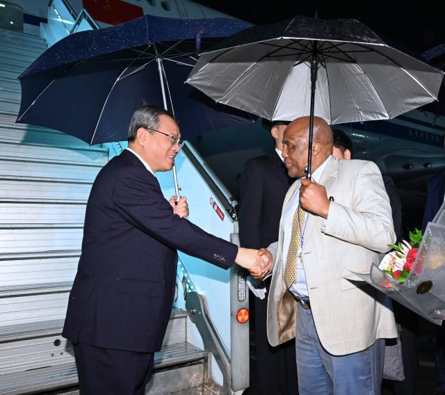 (251120) -- JOHANNESBURG, Nov. 20, 2025 (Xinhua) -- Chinese Premier Li Qiang arrives in Johannesburg, South Africa, on Nov. 20, 2025, to attend the 20th Group of 20 (G20) Summit. (Xinhua/Rao Aimin)