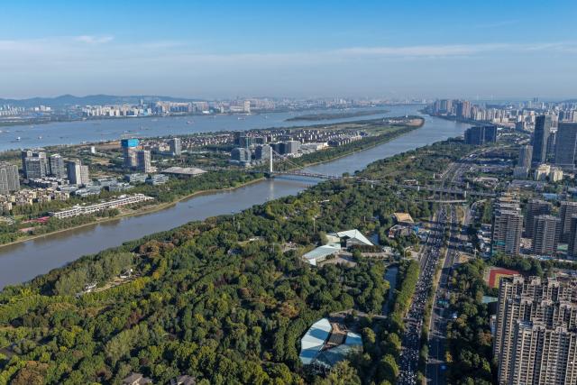 (251121) -- NANJING, Nov. 21, 2025 (Xinhua) -- An aerial drone photo shows a section of the Yangtze River in Nanjing, east China's Jiangsu Province, Nov. 18, 2025.
  As a province with both the Yangtze River and Beijing-Hangzhou Grand Canal running through, water transportation is key to the development of Jiangsu Province.
  In recent years, Jiangsu has scaled up efforts to build a well-connected inland waterway network and improve the water conservancy system, coupled with its green development endeavors in river basins and seaside areas. (Xinhua/Li Bo)