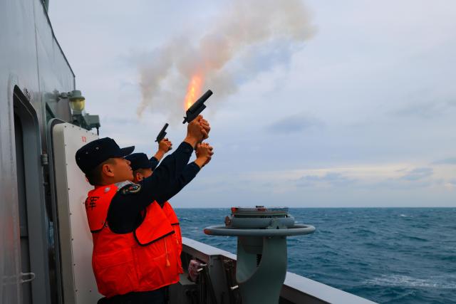 (251121) -- GUANGZHOU, Nov. 21, 2025 (Xinhua) -- Chinese sailors conduct a joint search and rescue drill during the 39th joint patrol of Chinese and Vietnamese navies in the Beibu Gulf, on Nov. 20, 2025. Two fleets from the Chinese and Vietnamese navies conducted their 39th joint patrol in the waters of the Beibu Gulf from Nov. 19 to 20, in accordance with a relevant agreement and annual plans between the two sides. (Photo by Li Zhengsong/Xinhua)