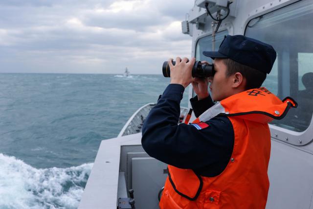 (251121) -- GUANGZHOU, Nov. 21, 2025 (Xinhua) -- A Chinese sailor observes maritime and aerial conditions during the 39th joint patrol of Chinese and Vietnamese navies in the Beibu Gulf, on Nov. 19, 2025. Two fleets from the Chinese and Vietnamese navies conducted their 39th joint patrol in the waters of the Beibu Gulf from Nov. 19 to 20, in accordance with a relevant agreement and annual plans between the two sides. (Photo by Liu Pilu/Xinhua)