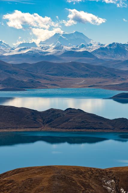 (251121) -- LHASA, Nov. 21, 2025 (Xinhua) -- This photo taken on Nov. 20, 2025 shows the scenery of the Yamzbog Yumco Lake in southwest China's Xizang Autonomous Region. (Xinhua/Li Jian)