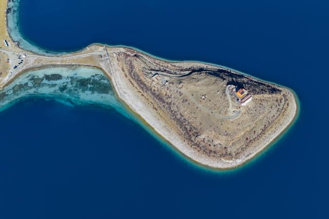 (251121) -- LHASA, Nov. 21, 2025 (Xinhua) -- An aerial drone photo taken on Nov. 20, 2025 shows the scenery of the Yamzbog Yumco Lake in southwest China's Xizang Autonomous Region. (Xinhua/Jiang Fan)