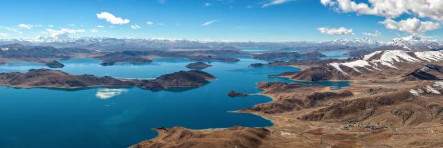 (251121) -- LHASA, Nov. 21, 2025 (Xinhua) -- A stitched aerial drone photo taken on Nov. 20, 2025 shows the scenery of the Yamzbog Yumco Lake in southwest China's Xizang Autonomous Region. (Xinhua/Jiang Fan)