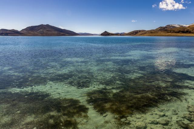 (251121) -- LHASA, Nov. 21, 2025 (Xinhua) -- This photo taken on Nov. 20, 2025 shows the scenery of the Yamzbog Yumco Lake in southwest China's Xizang Autonomous Region. (Xinhua/Li Jian)