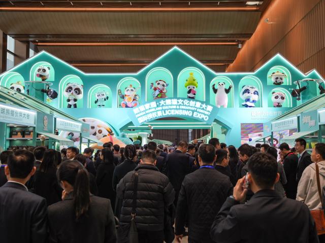 (251121) -- CHENGDU, Nov. 21, 2025 (Xinhua) -- People visit an expo of panda-themed cultural and creative products in Chengdu, southwest China's Sichuan Province, Nov. 21, 2025.
  The Global Panda Partners 2025 conference opened here on Friday. (Xinhua/Wang Xi)