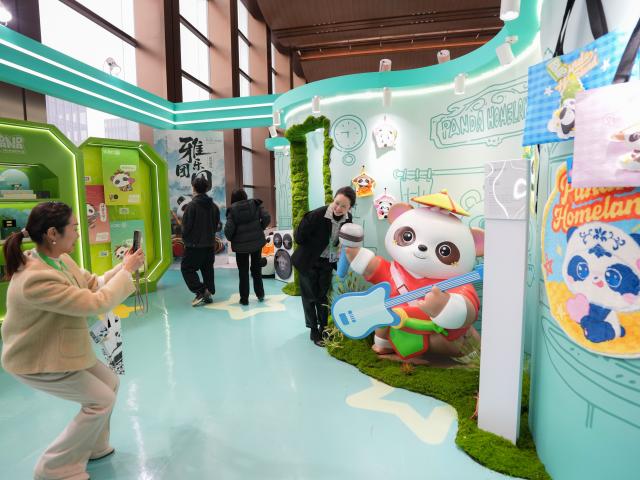 (251121) -- CHENGDU, Nov. 21, 2025 (Xinhua) -- People visit an expo of panda-themed cultural and creative products in Chengdu, southwest China's Sichuan Province, Nov. 21, 2025.
  The Global Panda Partners 2025 conference opened here on Friday. (Xinhua/Wang Xi)