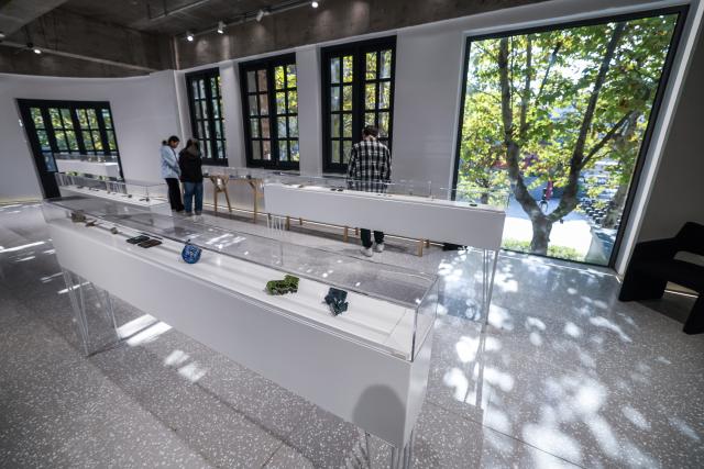 (251121) -- TONGXIANG, Nov. 21, 2025 (Xinhua) -- People visit the Italy pavilion of Puyuan International Contemporary Jewellery Art and Design Biennale in Tongxiang City, east China's Zhejiang Province, Nov. 21, 2025. The first edition of Puyuan International Contemporary Jewellery Art and Design Biennale will kick off here on Nov. 22. (Xinhua/Xu Yu)