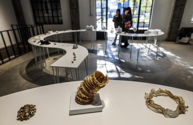 (251121) -- TONGXIANG, Nov. 21, 2025 (Xinhua) -- People visit the China pavilion of Puyuan International Contemporary Jewellery Art and Design Biennale in Tongxiang City, east China's Zhejiang Province, Nov. 21, 2025. The first edition of Puyuan International Contemporary Jewellery Art and Design Biennale will kick off here on Nov. 22. (Xinhua/Xu Yu)