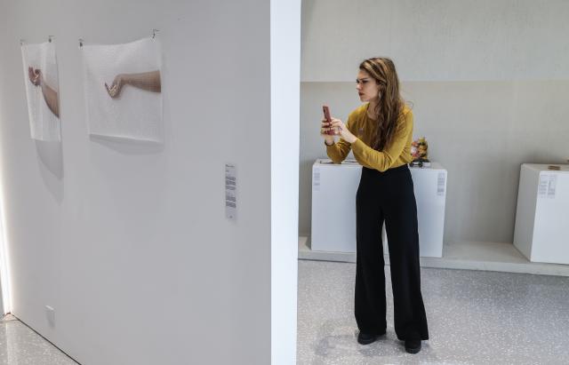 (251121) -- TONGXIANG, Nov. 21, 2025 (Xinhua) -- A woman visits the Britain pavilion of Puyuan International Contemporary Jewellery Art and Design Biennale in Tongxiang City, east China's Zhejiang Province, Nov. 21, 2025. The first edition of Puyuan International Contemporary Jewellery Art and Design Biennale will kick off here on Nov. 22. (Xinhua/Xu Yu)