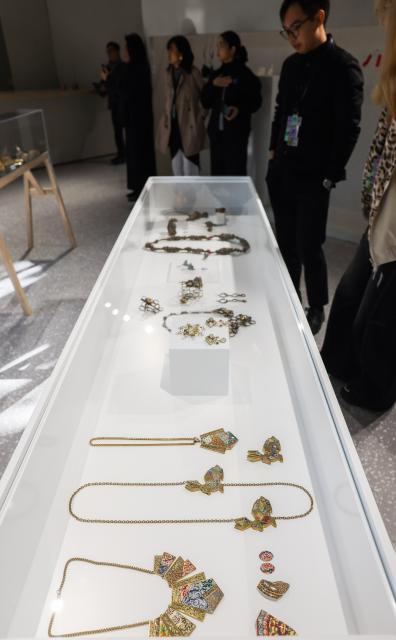 (251121) -- TONGXIANG, Nov. 21, 2025 (Xinhua) -- People visit the Thailand pavilion of Puyuan International Contemporary Jewellery Art and Design Biennale in Tongxiang City, east China's Zhejiang Province, Nov. 21, 2025. The first edition of Puyuan International Contemporary Jewellery Art and Design Biennale will kick off here on Nov. 22. (Xinhua/Xu Yu)