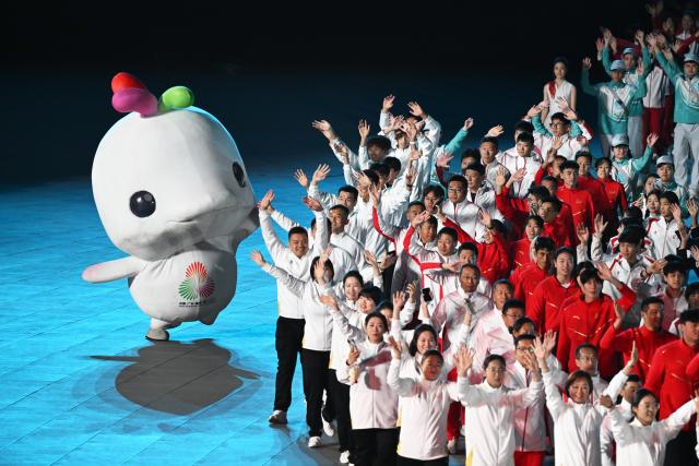 (251121) -- SHENZHEN, Nov. 21, 2025 (Xinhua) -- Athletes parade during the closing ceremony of China's 15th National Games in Shenzhen, south China's Guangdong Province, Nov. 21, 2025. (Xinhua/Lian Zhen)