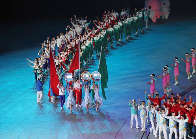 (251121) -- SHENZHEN, Nov. 21, 2025 (Xinhua) -- Members of Guangdong, Hong Kong and Macao delegations parade during the closing ceremony of China's 15th National Games in Shenzhen, south China's Guangdong Province, Nov. 21, 2025. (Xinhua/Mao Siqian)