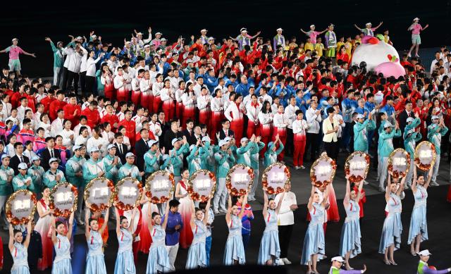 (251121) -- SHENZHEN, Nov. 21, 2025 (Xinhua) -- Delegations are seen during the closing ceremony of China's 15th National Games in Shenzhen, south China's Guangdong Province, Nov. 21, 2025. (Xinhua/Lian Zhen)