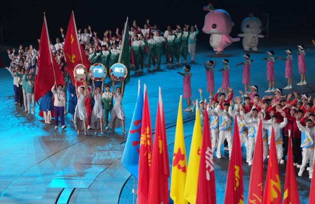 (251121) -- SHENZHEN, Nov. 21, 2025 (Xinhua) -- Members of Guangdong, Hong Kong and Macao delegations parade during the closing ceremony of China's 15th National Games in Shenzhen, south China's Guangdong Province, Nov. 21, 2025. (Xinhua/Xia Yifang)