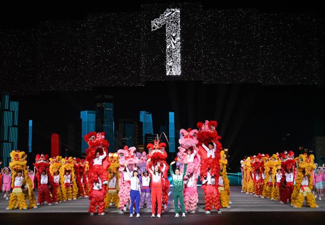 (251121) -- SHENZHEN, Nov. 21, 2025 (Xinhua) -- Artists perform during the closing ceremony of China's 15th National Games in Shenzhen, south China's Guangdong Province, Nov. 21, 2025. (Xinhua/Zhang Long)