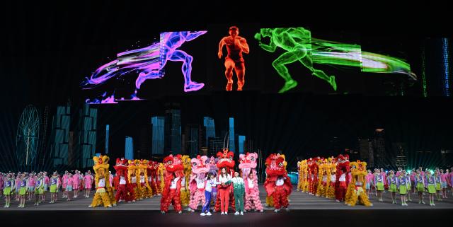 (251121) -- SHENZHEN, Nov. 21, 2025 (Xinhua) -- Artists perform during the closing ceremony of China's 15th National Games in Shenzhen, south China's Guangdong Province, Nov. 21, 2025. (Xinhua/Zhang Long)