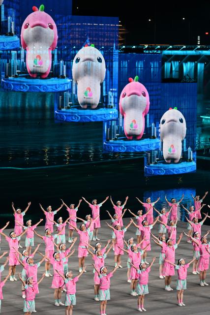 (251121) -- SHENZHEN, Nov. 21, 2025 (Xinhua) -- Artists perform during the closing ceremony of China's 15th National Games in Shenzhen, south China's Guangdong Province, Nov. 21, 2025. (Xinhua/Lian Zhen)