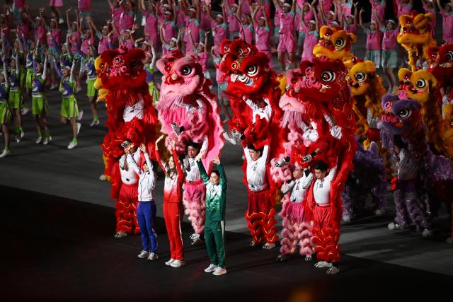 (251121) -- SHENZHEN, Nov. 21, 2025 (Xinhua) -- Artists perform during the closing ceremony of China's 15th National Games in Shenzhen, south China's Guangdong Province, Nov. 21, 2025. (Xinhua/Li Zhipeng)