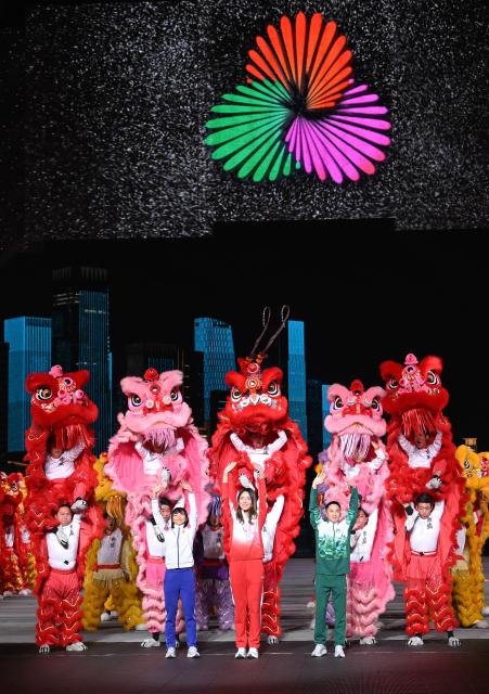 (251121) -- SHENZHEN, Nov. 21, 2025 (Xinhua) -- Artists perform during the closing ceremony of China's 15th National Games in Shenzhen, south China's Guangdong Province, Nov. 21, 2025. (Xinhua/Zhang Long)