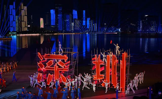 (251121) -- SHENZHEN, Nov. 21, 2025 (Xinhua) -- Artists perform during the closing ceremony of China's 15th National Games in Shenzhen, south China's Guangdong Province, Nov. 21, 2025. (Xinhua/Li Zhipeng)