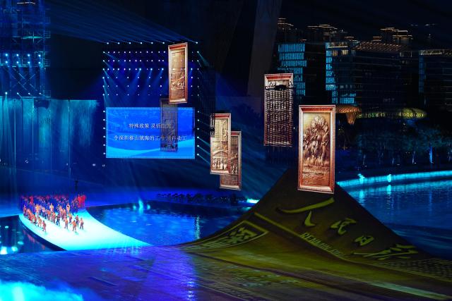 (251121) -- SHENZHEN, Nov. 21, 2025 (Xinhua) -- Artists perform during the closing ceremony of China's 15th National Games in Shenzhen, south China's Guangdong Province, Nov. 21, 2025. (Xinhua/Chen Sihan)