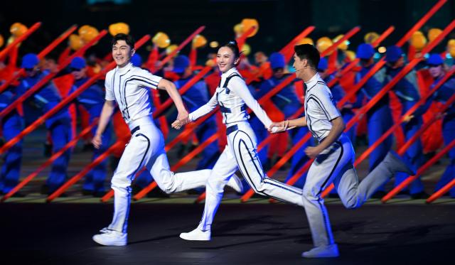 (251121) -- SHENZHEN, Nov. 21, 2025 (Xinhua) -- Artists perform during the closing ceremony of China's 15th National Games in Shenzhen, south China's Guangdong Province, Nov. 21, 2025. (Xinhua/Zhang Long)