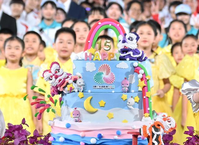 (251121) -- SHENZHEN, Nov. 21, 2025 (Xinhua) -- A cake for China's 15th National Games is seen during the closing ceremony of China's 15th National Games in Shenzhen, south China's Guangdong Province, Nov. 21, 2025. (Xinhua/Zhang Long)