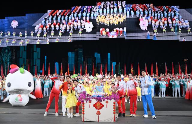 (251121) -- SHENZHEN, Nov. 21, 2025 (Xinhua) -- People pose during the closing ceremony of China's 15th National Games in Shenzhen, south China's Guangdong Province, Nov. 21, 2025. (Xinhua/Zhang Long)