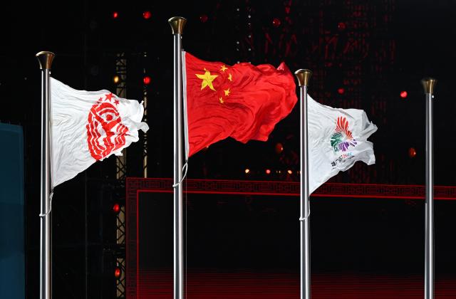 (251121) -- SHENZHEN, Nov. 21, 2025 (Xinhua) -- Flags are raised during the closing ceremony of China's 15th National Games in Shenzhen, south China's Guangdong Province, Nov. 21, 2025. (Xinhua/Li Ziheng)