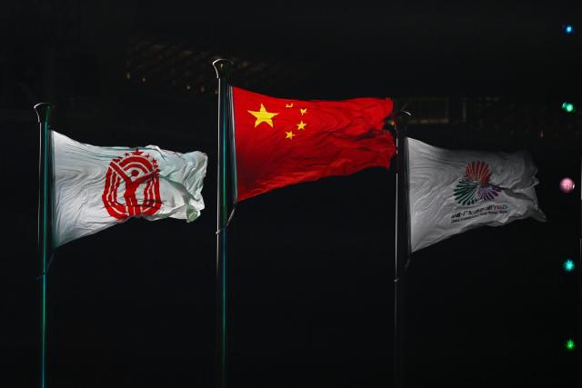 (251121) -- SHENZHEN, Nov. 21, 2025 (Xinhua) -- Photo taken on Nov. 21, 2025 shows the Chinese national flag at the closing ceremony of China's 15th National Games in Shenzhen, south China's Guangdong Province. (Xinhua/Lian Zhen)