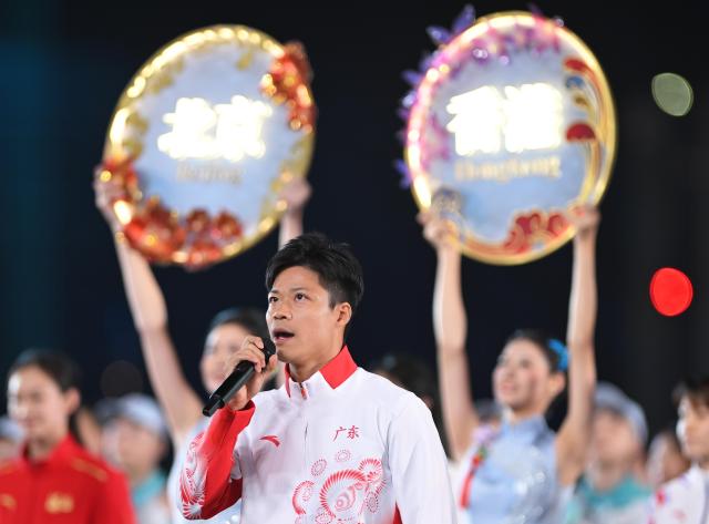 (251121) -- SHENZHEN, Nov. 21, 2025 (Xinhua) -- Su Bingtian of Guangdong is seen during the closing ceremony of China's 15th National Games in Shenzhen, south China's Guangdong Province, Nov. 21, 2025. (Xinhua/Zhang Long)