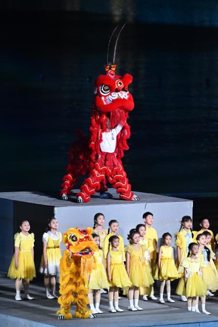 (251121) -- SHENZHEN, Nov. 21, 2025 (Xinhua) -- Artists perform during the closing ceremony of China's 15th National Games in Shenzhen, south China's Guangdong Province, Nov. 21, 2025. (Xinhua/Lian Zhen)