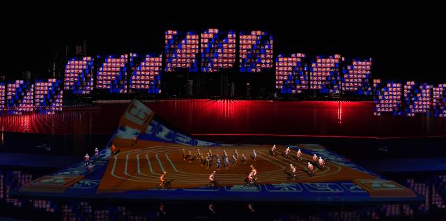 (251121) -- SHENZHEN, Nov. 21, 2025 (Xinhua) -- Artists perform during the closing ceremony of China's 15th National Games in Shenzhen, south China's Guangdong Province, Nov. 21, 2025. (Xinhua/Xia Yifang)