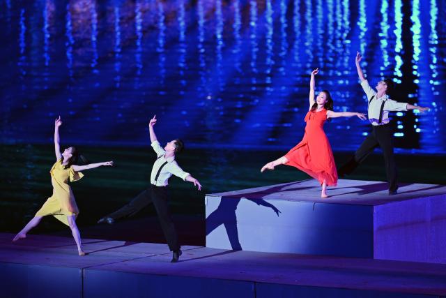 (251121) -- SHENZHEN, Nov. 21, 2025 (Xinhua) -- Artists perform during the closing ceremony of China's 15th National Games in Shenzhen, south China's Guangdong Province, Nov. 21, 2025. (Xinhua/Li Zhipeng)