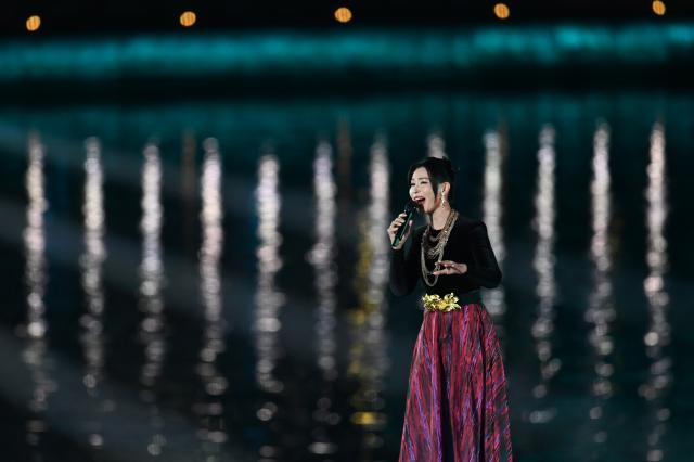 (251121) -- SHENZHEN, Nov. 21, 2025 (Xinhua) -- A singer performs during the closing ceremony of China's 15th National Games in Shenzhen, south China's Guangdong Province, Nov. 21, 2025. (Xinhua/Li Zhipeng)