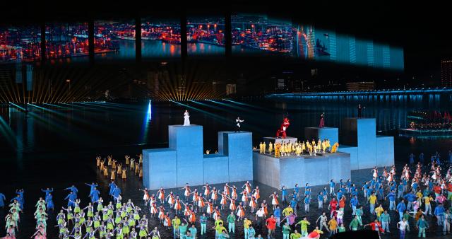 (251121) -- SHENZHEN, Nov. 21, 2025 (Xinhua) -- Artists perform during the closing ceremony of China's 15th National Games in Shenzhen, south China's Guangdong Province, Nov. 21, 2025. (Xinhua/Lian Zhen)